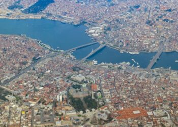 Li Stenbolê erdheja bi hêza 6.2 pêk hat