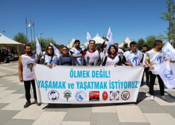 ‘Ma do têkoşînê xo bidomnê û berz bikerê’