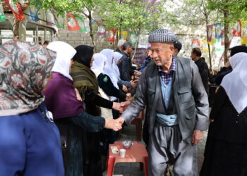 Bi hezaran serdana şîna Sirri Sureyya Onder kirin