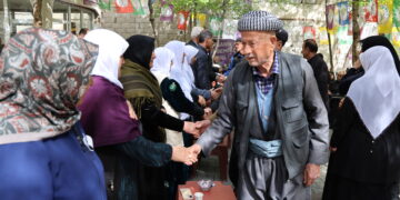 Bi hezaran serdana şîna Sirri Sureyya Onder kirin