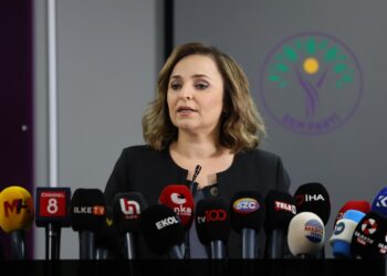 ‘Beno ke PKK qerarê xo yê komkerdişê kongreye dîyar biko’