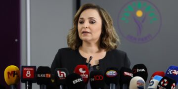 ‘Beno ke PKK qerarê xo yê komkerdişê kongreye dîyar biko’