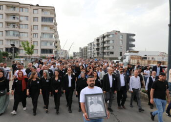 Cenazeyê Mustafa Tekîk bi girseyî hat veşartin