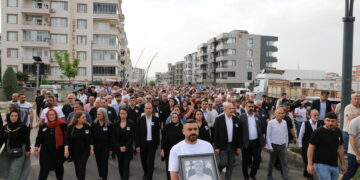 Cenazeyê Mustafa Tekîk bi girseyî hat veşartin