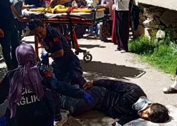 Li Xaçortê wesayîta zirxî li motosîkletekê xist: 2 ciwan birîndar bûn