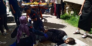 Li Xaçortê wesayîta zirxî li motosîkletekê xist: 2 ciwan birîndar bûn