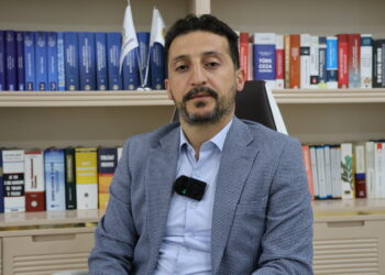 Parêzer Alî Şapkaci: Cihê çareseriyê parlemento ye