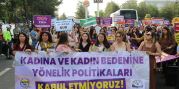 Jinên li dijî tundiyê meşiyan gotin: Em li vir in