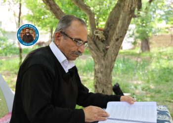 Tevî bişaftinê jî bi Kurdî rabû û niha helbestvaniyê dike