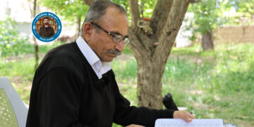 Tevî bişaftinê jî bi Kurdî rabû û niha helbestvaniyê dike