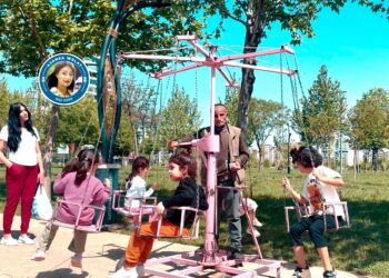 Bi çerxefeleka xwe hem şad dike û hem şa dibe