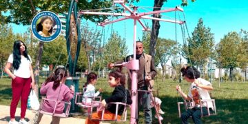 Bi çerxefeleka xwe hem şad dike û hem şa dibe