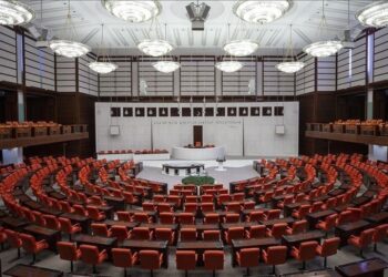 Paketa darazê ya 10emîn pêşkêşî Meclîsê hat kirin