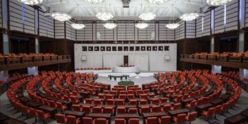 Paketa darazê ya 10emîn pêşkêşî Meclîsê hat kirin