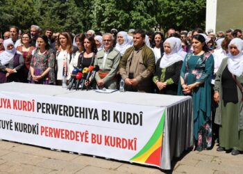 ‘Heme kurd dorûverê kurdkî de wa yewîya xo awan bikerê’