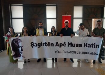 Zanîngehê pankarta Apê Mûsa ya bi Kurdî asteng kir!