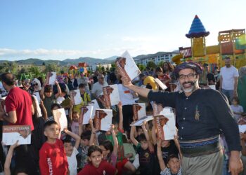 Çewlîg de gedeyî hem bi ziwanê xo yê dayîke kay kerdî hem zî deyîr vatî