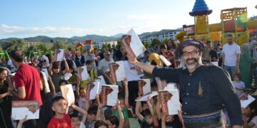 Çewlîg de gedeyî hem bi ziwanê xo yê dayîke kay kerdî hem zî deyîr vatî