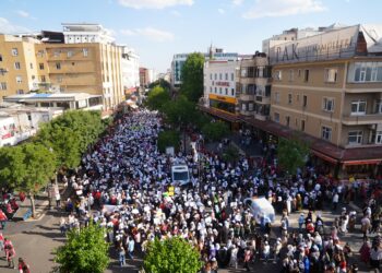 Bi hezaran jin ji bo Aştî û Çareseriya Demokratîk meşiyan
