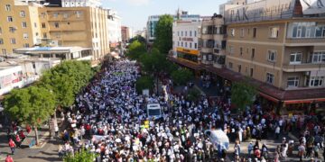 Bi hezaran jin ji bo Aştî û Çareseriya Demokratîk meşiyan