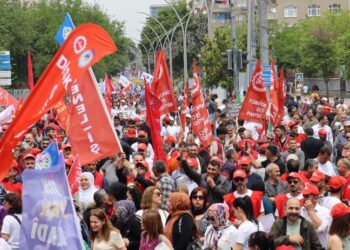 Amed de bi beşdarîya hezaran mîtîngê 1ê Gulane dest pêkerd
