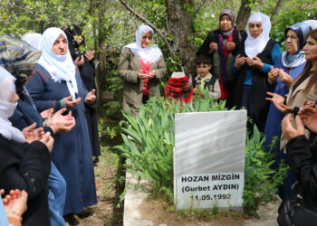 Hozan Mizgîn li ser gora wê bibîr anîn