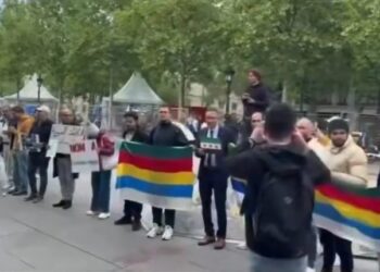 Sûriyeyiyan li pêş Qesra Elysee çalakî li dar xistin