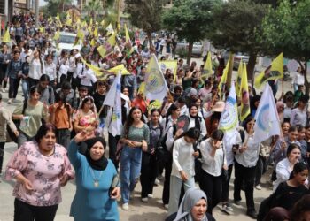 Ji bo 15ê Gulanê bi girseyî meşiyan