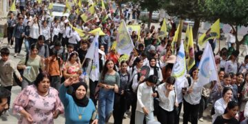 Ji bo 15ê Gulanê bi girseyî meşiyan