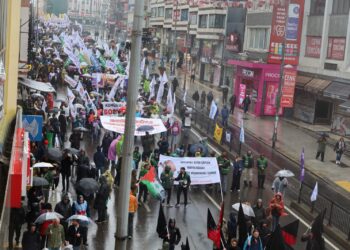 Girse ver bi meydanê mîtîngî herikîyeno