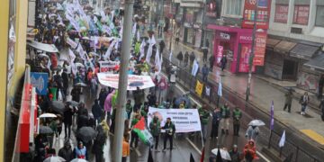 Girse ver bi meydanê mîtîngî herikîyeno