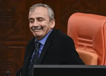 Qasidê aştiyê Sirri Sureyya Onder