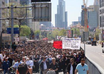 Bi 10 hezaran ji bo Sirri Sureyya Onder meşiyan