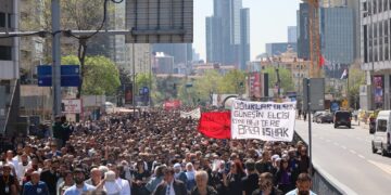 Bi 10 hezaran ji bo Sirri Sureyya Onder meşiyan