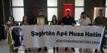 Unîversîteyî pankartê Apê Mûsa yê bi Kurdkî asteng kerd!