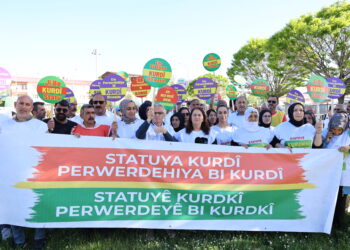 Li navçeyên Wanê ji bo Kurdî meşiyan