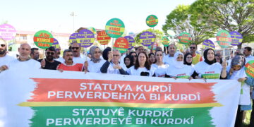 Li navçeyên Wanê ji bo Kurdî meşiyan