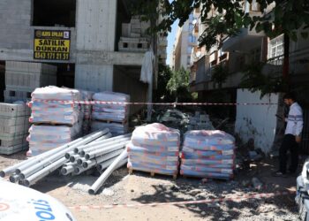 Du karkeran jiyana xwe dest dan