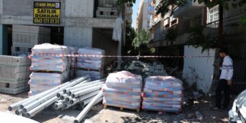 Du karkeran jiyana xwe dest dan