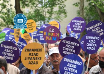 Nivîskar û weşanger: Kurdî bêstatu û bêperwerde nabe