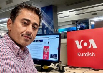 Dengê Amerîka bi Kurdî hat bêdengkirin