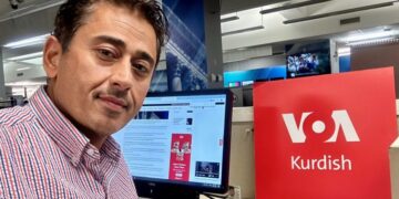 Dengê Amerîka bi Kurdî hat bêdengkirin