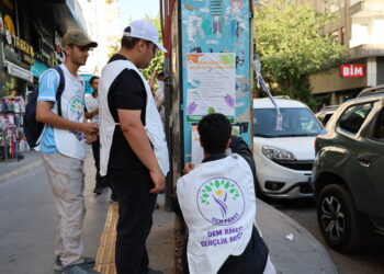 Ciwanan afîşên komxebatê daliqandin