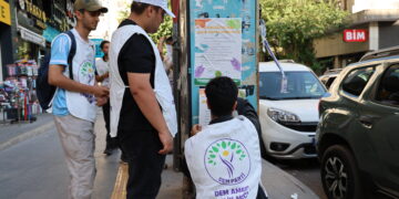 Ciwanan afîşên komxebatê daliqandin