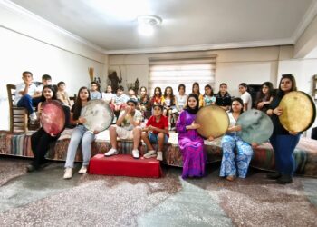 Koroya zarokan salek li pey xwe hişt