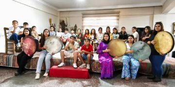 Koroya zarokan salek li pey xwe hişt