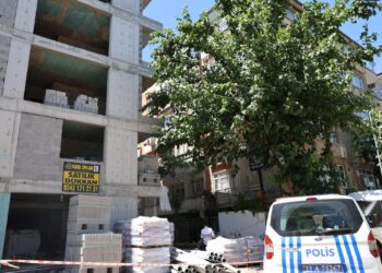 Du karker ji înşaatê ketin