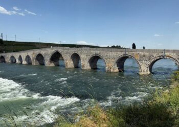 Ava Çemê Mûradê bi heybetî di bin pirê de diherike