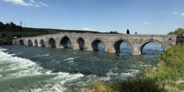 Ava Çemê Mûradê bi heybetî di bin pirê de diherike