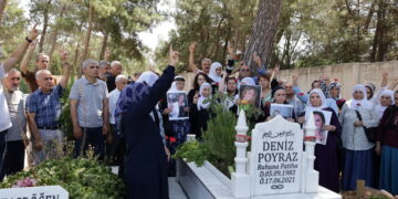 Denîz Poyraz li ser gora xwe hate bibîranîn